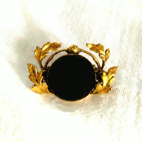 Vintage black onyx, leaf brooch, gold tone wreath pen with black cabochon. - Picture 9 of 16